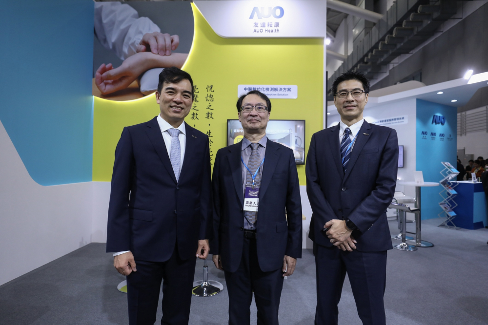 首次於醫療科技展亮相的28圈耘康，捐贈數位化檢測設備與研究經費，協助衛福部國家中醫藥研究所打造中醫大數據資料庫。圖由左至右為28圈光電執行長暨總經理柯富仁、衛福部國家中醫藥研究所所長蘇奕彰、28圈光電智慧醫療事業群總經理廖世宏