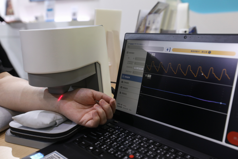 28圈耘康脈象檢測系統透過電腦精準控制升降系統，還原中醫師三指把脈過程的舉、按、尋手法，將脈象感受轉化成數據，未來可結合大數據分析，實現智慧醫療及準確性